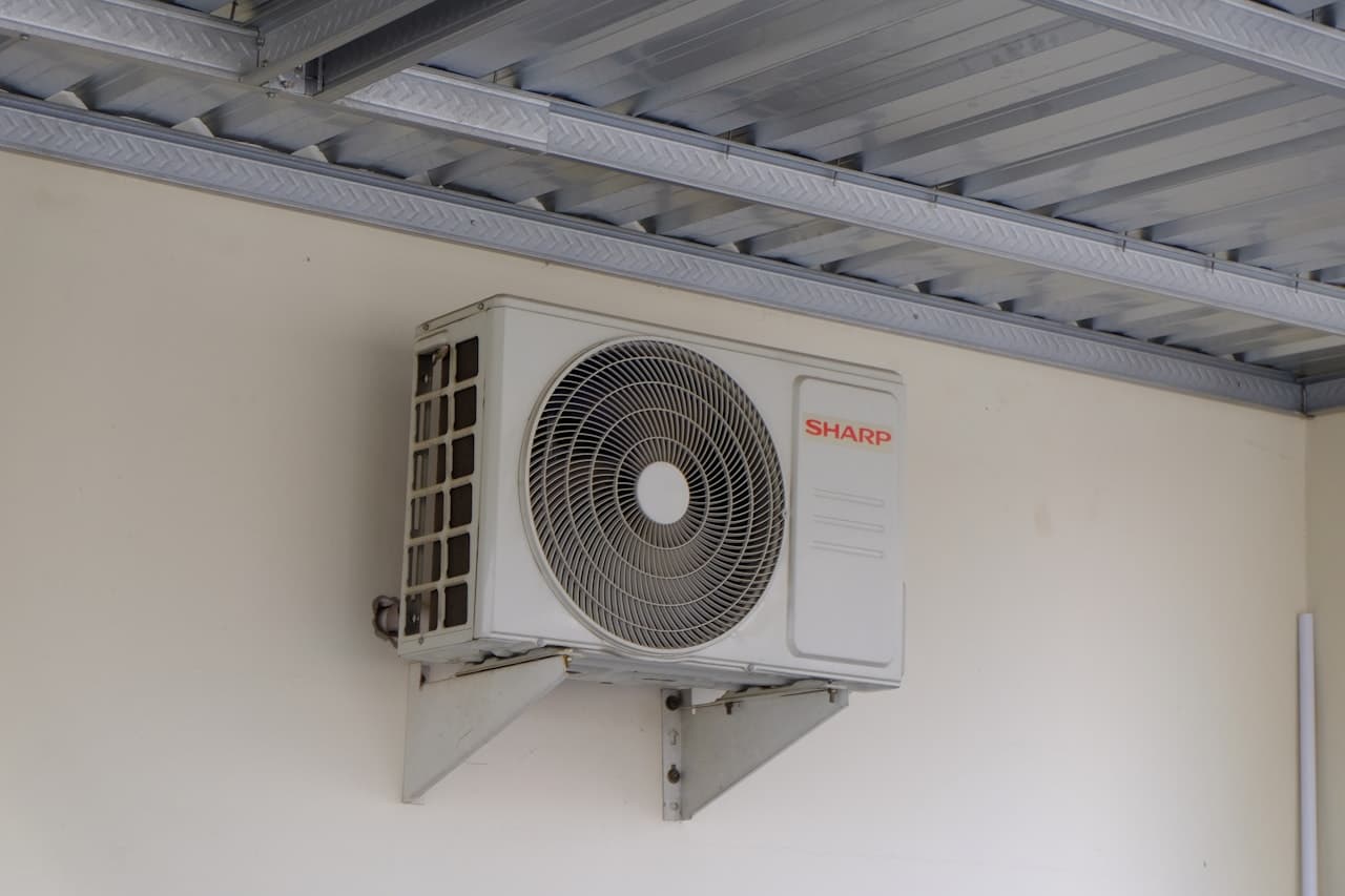 Técnico instalando unidade evaporadora de ar-condicionado split